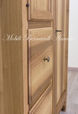 Mobile dispensa realizzato in legno massello di noce colore chiaro